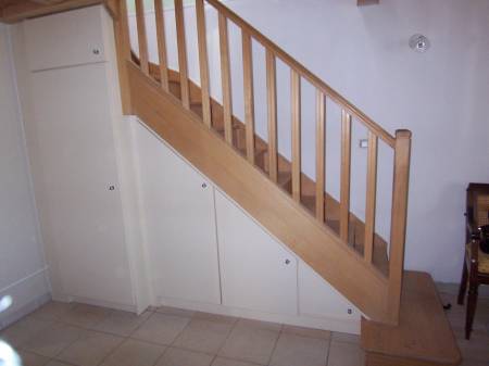 Aménagement sous-escalier avec des portes ouvrantes à la Française sur mesure