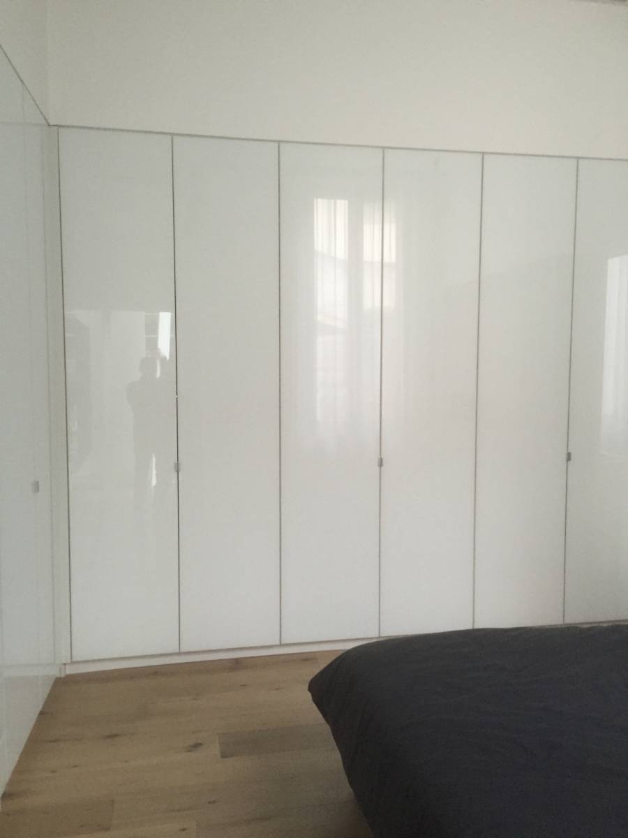 Porte ouvrante en verre laqué design