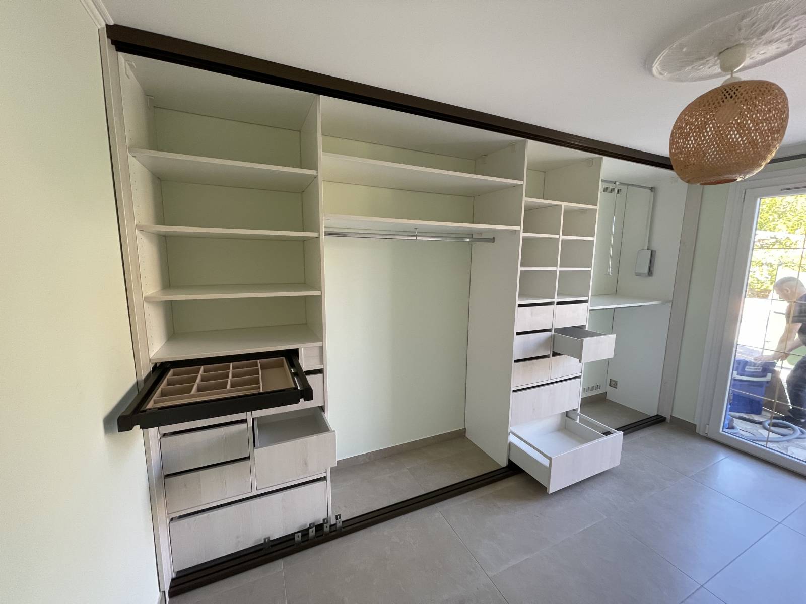 Façade de placard comprenant 4 vantaux coulissants Design en Mélaminé et Miroir pour une villa sur Istres