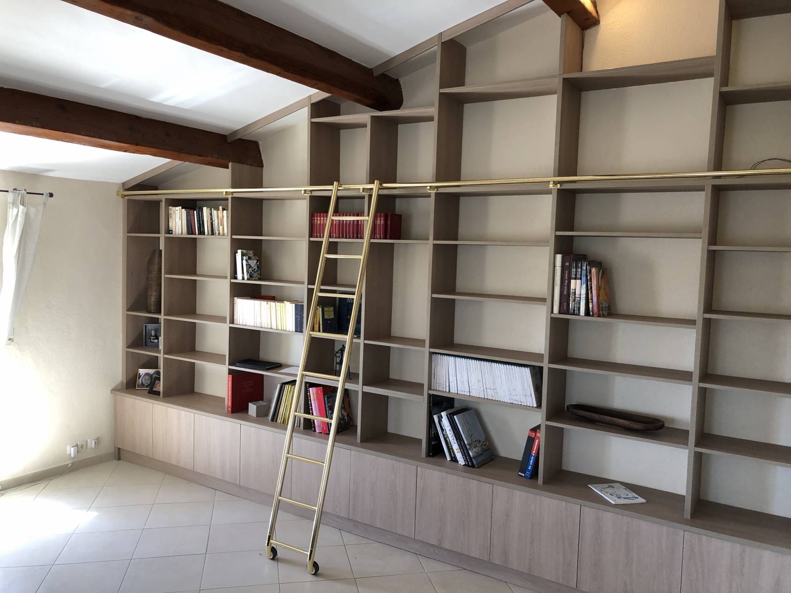 Bibliothèque en sous-pente avec échelle à La Couronne