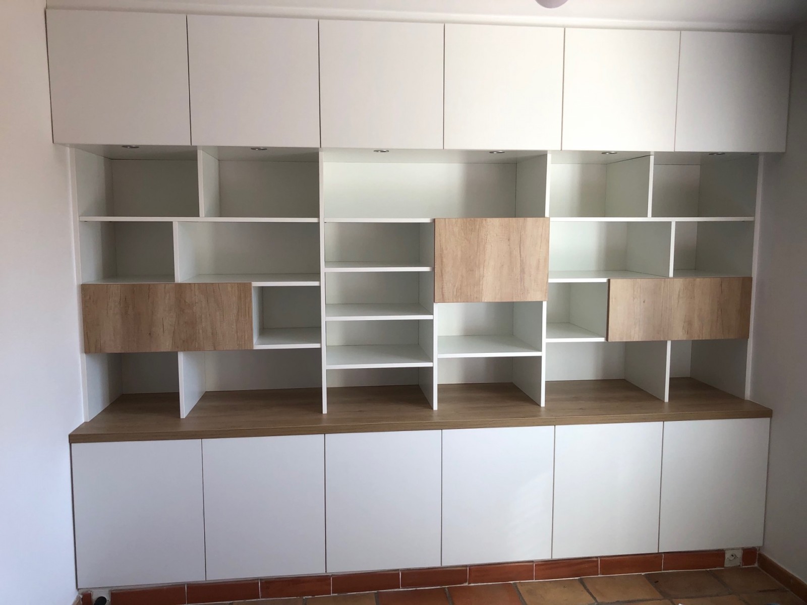 Fabrication et pose d’une bibliothèque sur mesure à Sausset les pins Dans les Bouches-du-Rhône