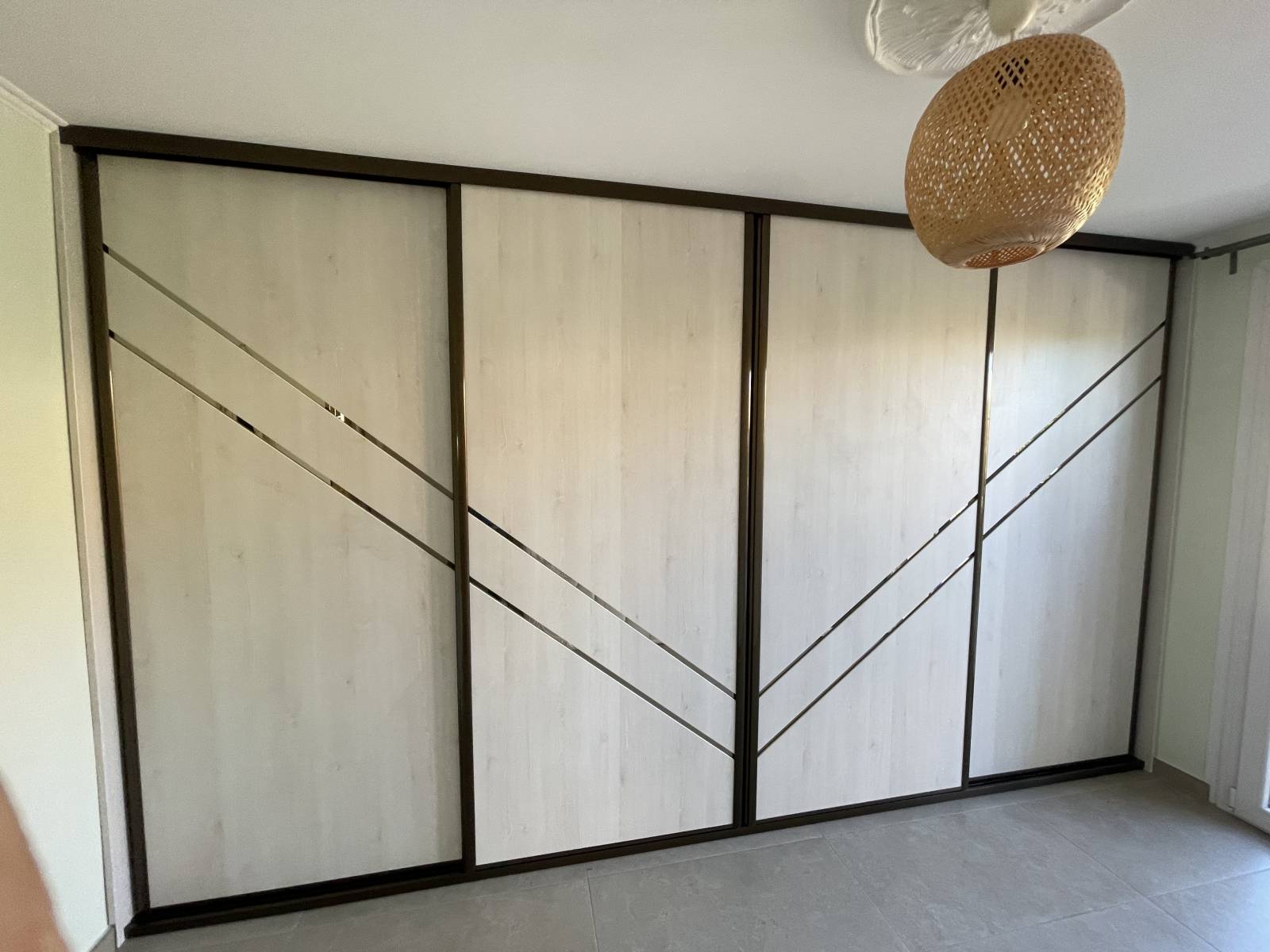 Fabrication d'un placard coulissant 4 vantaux pin et miroir pour une villa sur Istres