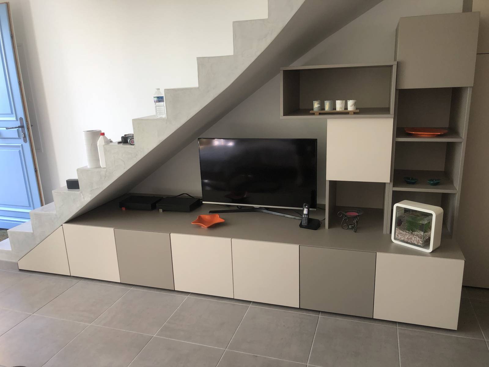 Meuble TV sous escalier
