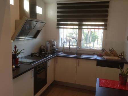 Cuisine sur mesure de style moderne en medium laqué blanc à Saint Mitre Les Remparts