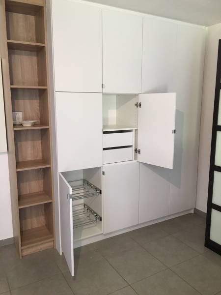 Placard avec porte ouvrante