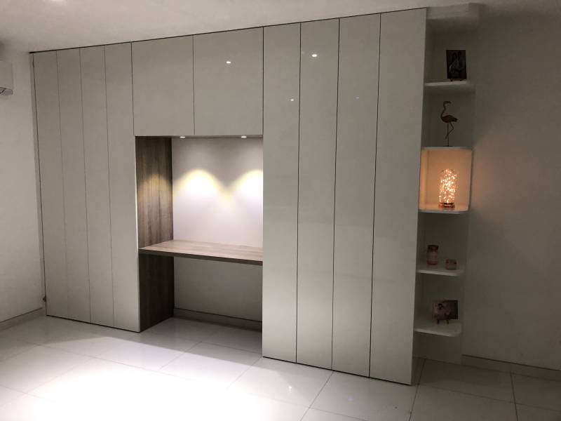 Fabrication et installation de placards ouvrantes à la Française laqué blanc sur Chateauneuf Les Martigues