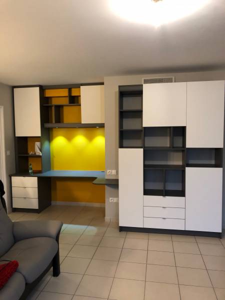 Rangements avec bureau intégré