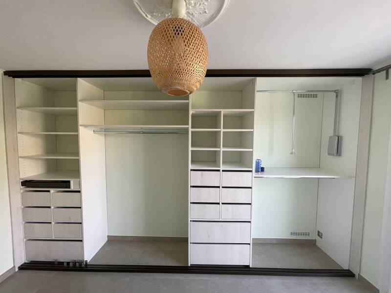 Façade de placard comprenant 4 vantaux coulissants Design en Mélaminé et Miroir pour une villa sur Istres