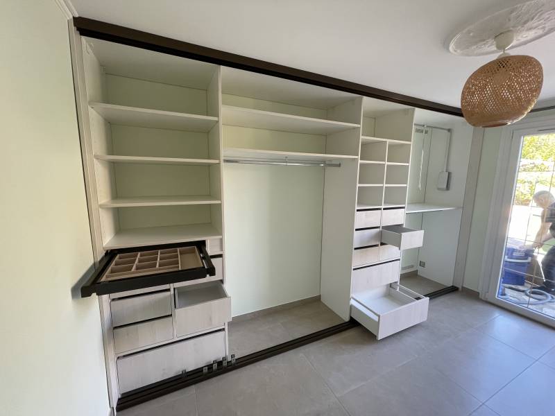 Façade de placard comprenant 4 vantaux coulissants Design en Mélaminé et Miroir pour une villa sur Istres