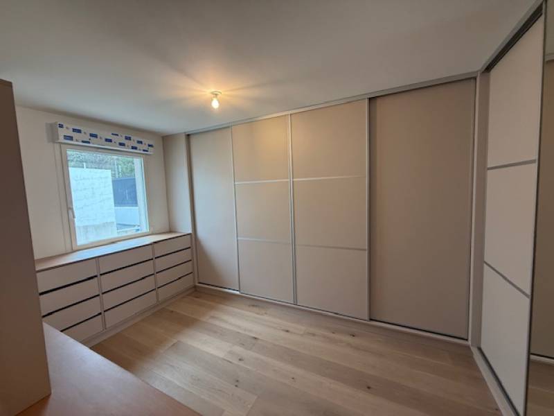 Dressing sur mesure beige rosé avec touches bois