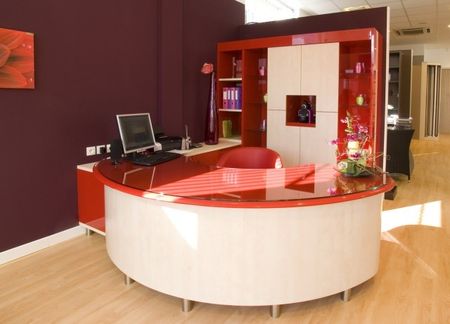 Bureau en arrondi en verre laqué rouge et en médium laqué