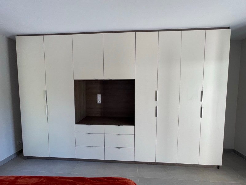 Placard sur-mesure avec portes battantes installé à Venelles