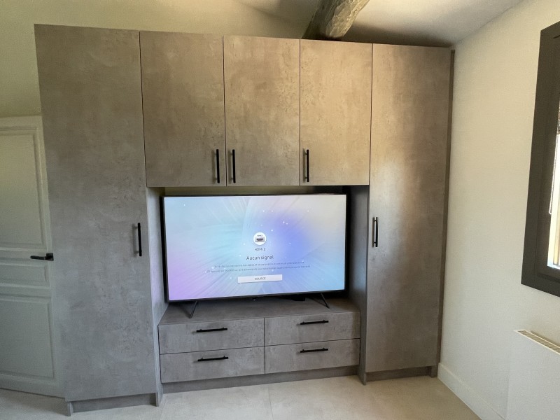 Fabrication et Installation d'un Dressing sur Mesure en Mélaminé Béton Clair de Style Moderne pour une Villa au Golf de Pont Royal - Provence Placards